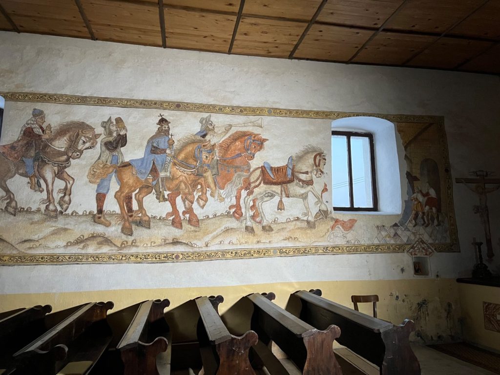 Freska Pohod in poklon svetih Treh kraljev. Cerkev sv. Treh kraljev v Črnem Potoku