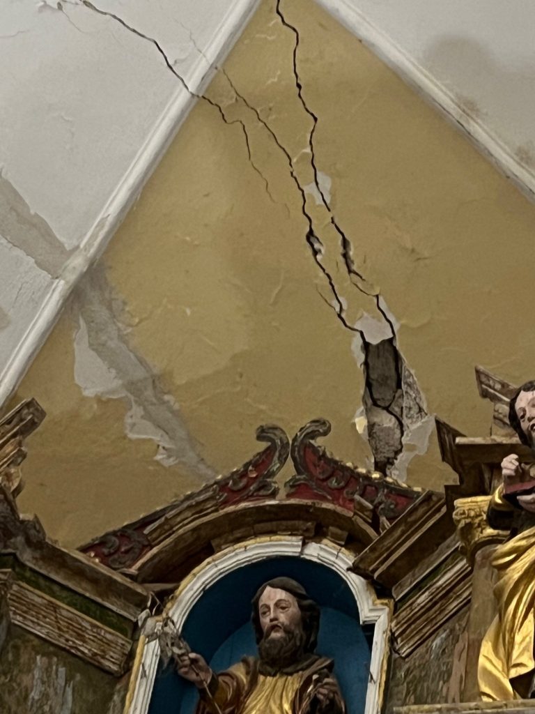 Razpoke ogrožajo stabilnost cerkvene stavbe. Cerkev sv. Treh kraljev v Črnem Potoku